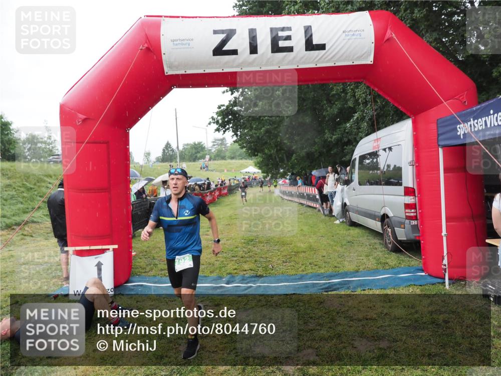 21.06.2025 - 27. Vierlanden-Triathlon MichiJ http://msf.ph/oto/8044760 15.06.2026 13:49:08 Ziel 792, 1148 meine-sportfotos.de