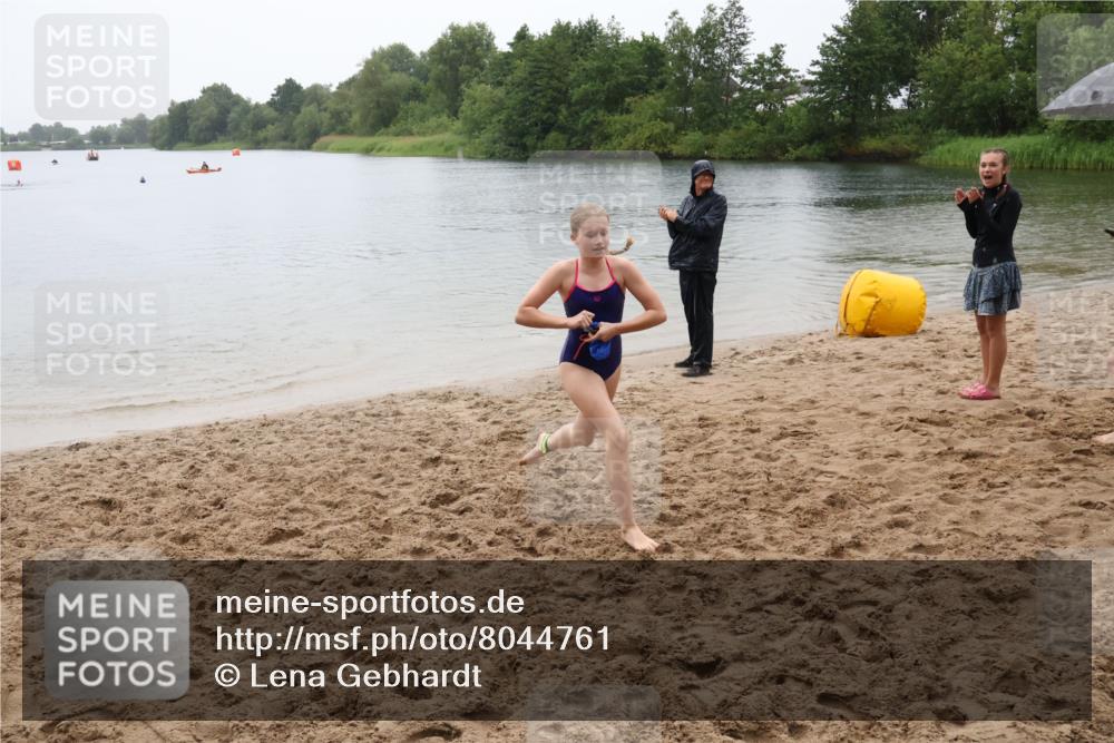 21.06.2025 - 27. Vierlanden-Triathlon Lena Gebhardt http://msf.ph/oto/8044761 15.06.2025 14:41:14 Schwimmen 1332 meine-sportfotos.de