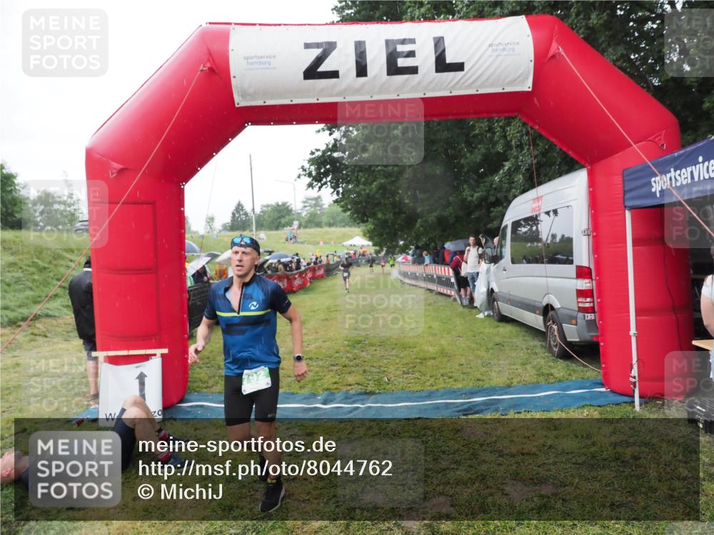 21.06.2025 - 27. Vierlanden-Triathlon MichiJ http://msf.ph/oto/8044762 15.06.2026 13:49:08 Ziel 792, 1148 meine-sportfotos.de