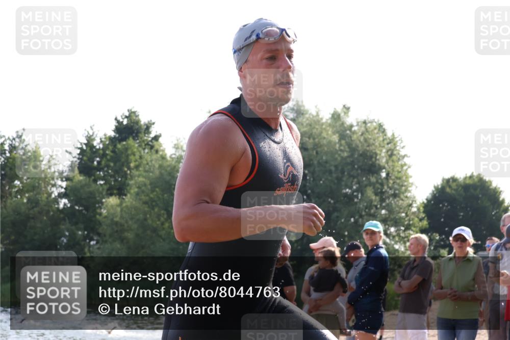 15.06.2025 - 27. Vierlanden-Triathlon Lena Gebhardt http://msf.ph/oto/8044763 15.06.2025 08:37:00 Schwimmen 69 meine-sportfotos.de