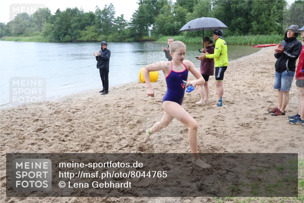 21.06.2025 - 27. Vierlanden-Triathlon Lena Gebhardt http://msf.ph/oto/8044765 15.06.2025 14:41:14 Schwimmen 1332 meine-sportfotos.de