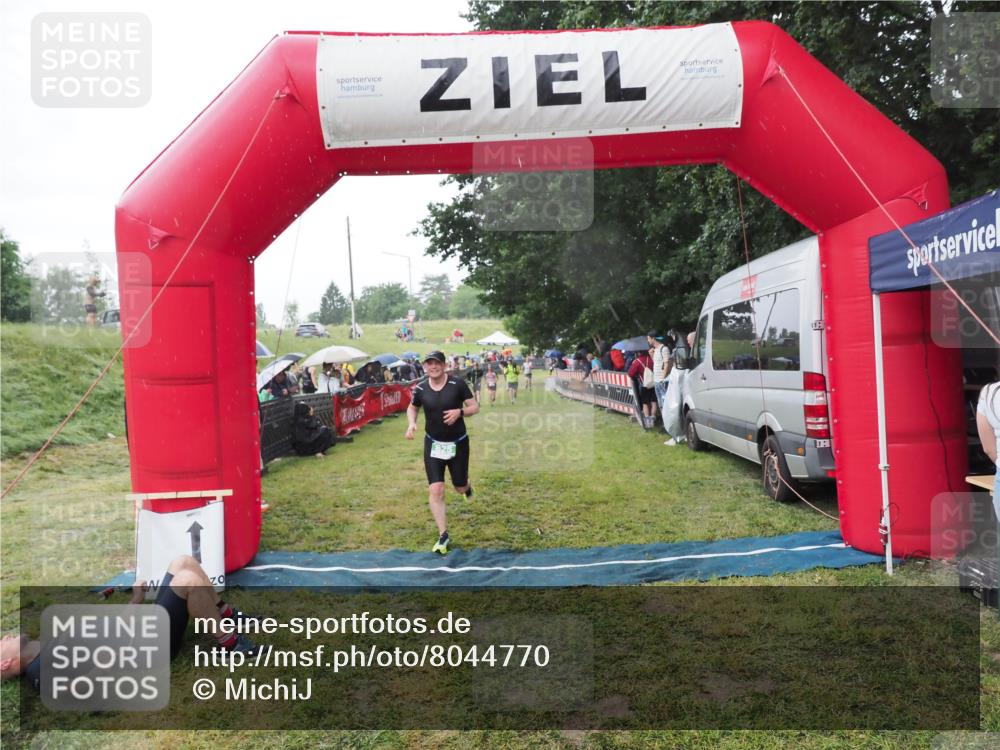 21.06.2025 - 27. Vierlanden-Triathlon MichiJ http://msf.ph/oto/8044770 15.06.2026 13:49:14 Ziel 792, 825 meine-sportfotos.de
