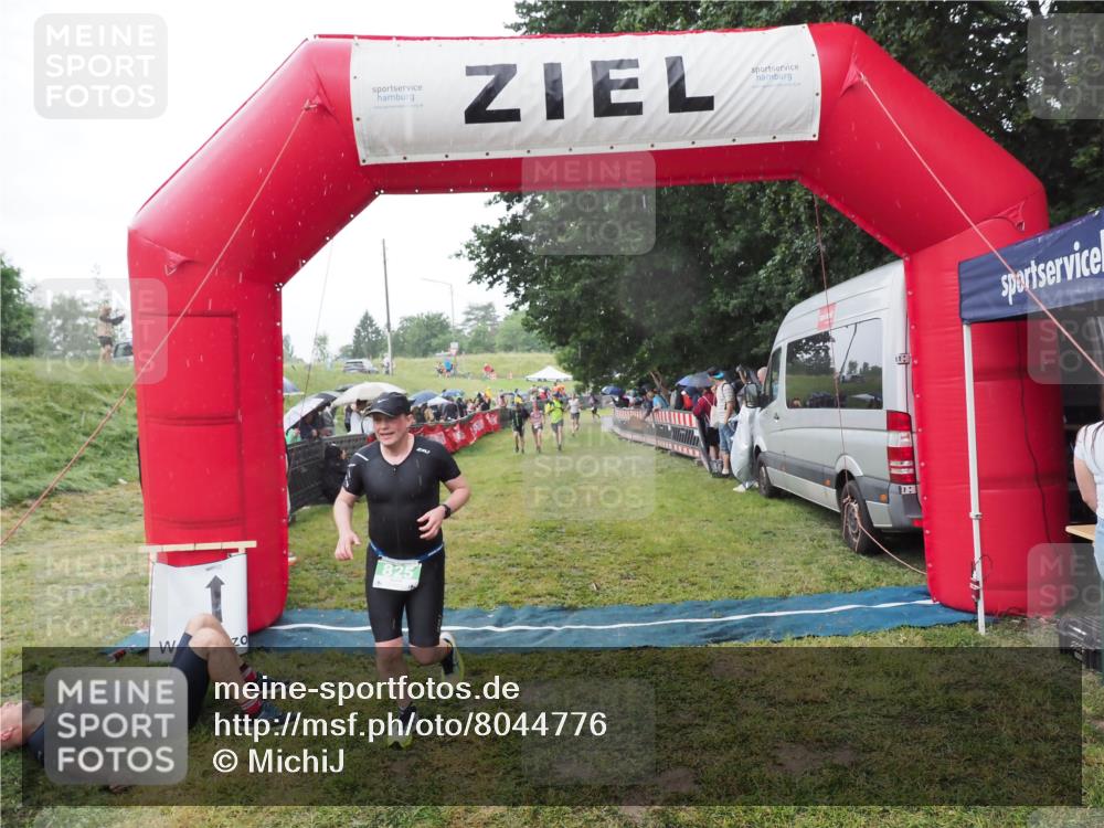 21.06.2025 - 27. Vierlanden-Triathlon MichiJ http://msf.ph/oto/8044776 15.06.2026 13:49:14 Ziel 792, 825 meine-sportfotos.de