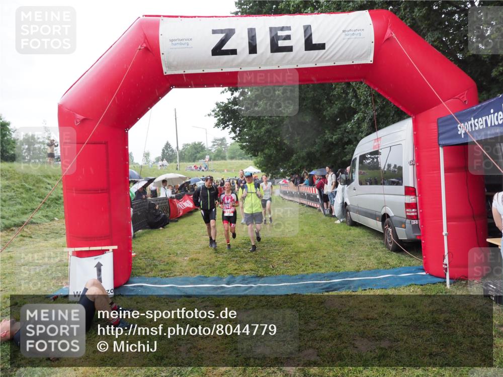 21.06.2025 - 27. Vierlanden-Triathlon MichiJ http://msf.ph/oto/8044779 15.06.2026 13:49:19 Ziel 231, 825, 924, 1162 meine-sportfotos.de