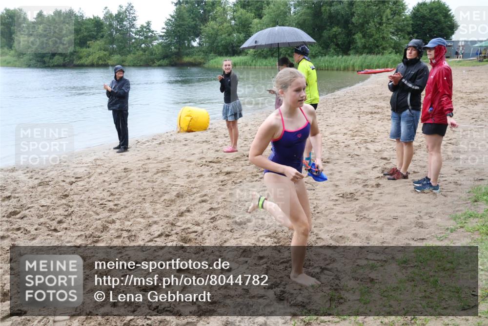 21.06.2025 - 27. Vierlanden-Triathlon Lena Gebhardt http://msf.ph/oto/8044782 15.06.2025 14:41:15 Schwimmen 1332 meine-sportfotos.de