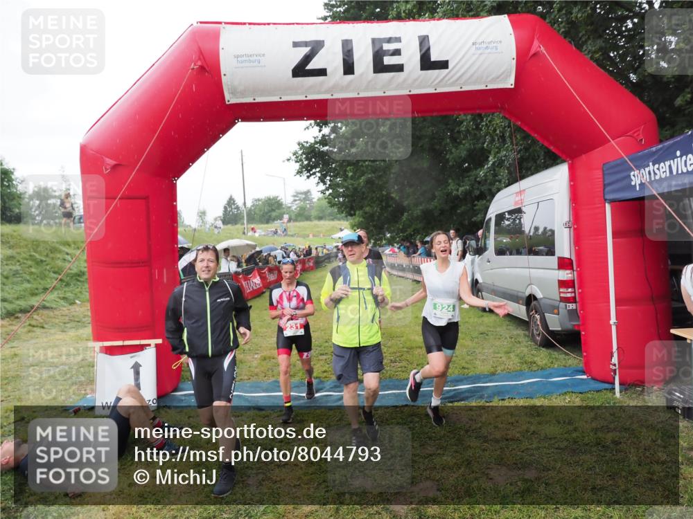 21.06.2025 - 27. Vierlanden-Triathlon MichiJ http://msf.ph/oto/8044793 15.06.2026 13:49:21 Ziel 231, 825, 924, 1162 meine-sportfotos.de