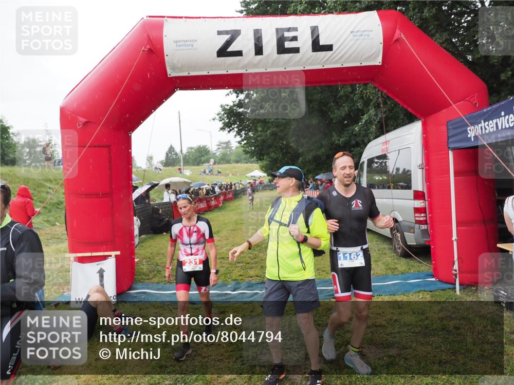 21.06.2025 - 27. Vierlanden-Triathlon MichiJ http://msf.ph/oto/8044794 15.06.2026 13:49:22 Ziel 231, 924, 1162 meine-sportfotos.de