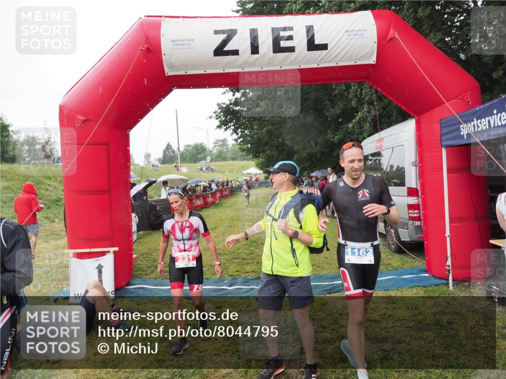 21.06.2025 - 27. Vierlanden-Triathlon MichiJ http://msf.ph/oto/8044795 15.06.2026 13:49:22 Ziel 231, 924, 1162 meine-sportfotos.de