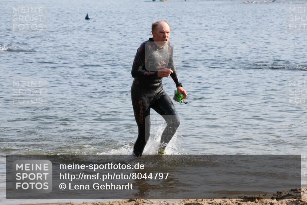 15.06.2025 - 27. Vierlanden-Triathlon Lena Gebhardt http://msf.ph/oto/8044797 15.06.2025 08:37:10 Schwimmen 187 meine-sportfotos.de