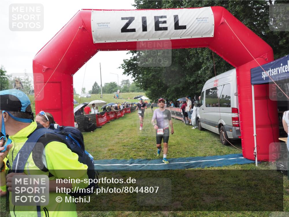21.06.2025 - 27. Vierlanden-Triathlon MichiJ http://msf.ph/oto/8044807 15.06.2026 13:49:29 Ziel 142, 1158 meine-sportfotos.de