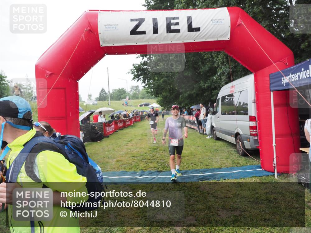 21.06.2025 - 27. Vierlanden-Triathlon MichiJ http://msf.ph/oto/8044810 15.06.2026 13:49:30 Ziel 142, 1158 meine-sportfotos.de