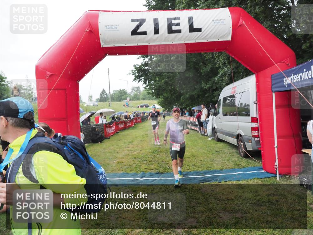 21.06.2025 - 27. Vierlanden-Triathlon MichiJ http://msf.ph/oto/8044811 15.06.2026 13:49:30 Ziel 142, 1158 meine-sportfotos.de