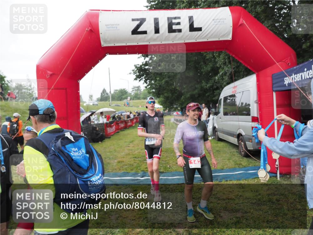 21.06.2025 - 27. Vierlanden-Triathlon MichiJ http://msf.ph/oto/8044812 15.06.2026 13:49:31 Ziel 142, 1103, 1158 meine-sportfotos.de