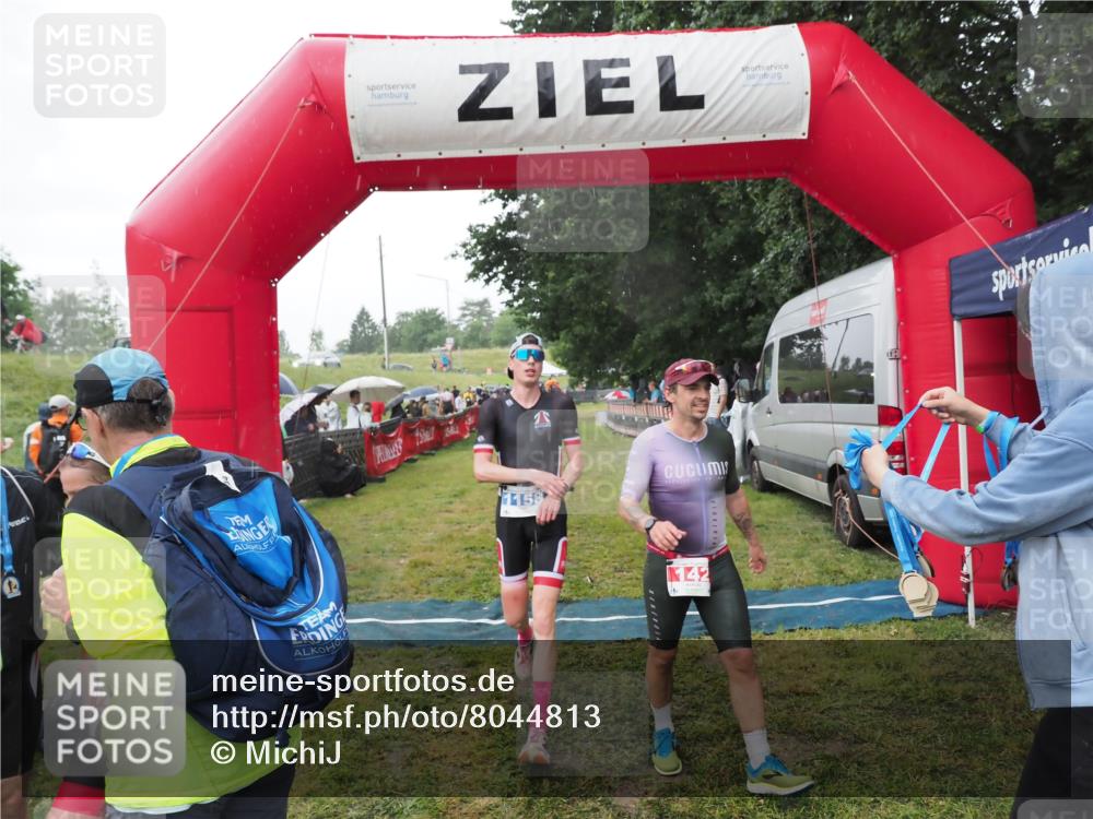 21.06.2025 - 27. Vierlanden-Triathlon MichiJ http://msf.ph/oto/8044813 15.06.2026 13:49:31 Ziel 142, 1103, 1158 meine-sportfotos.de