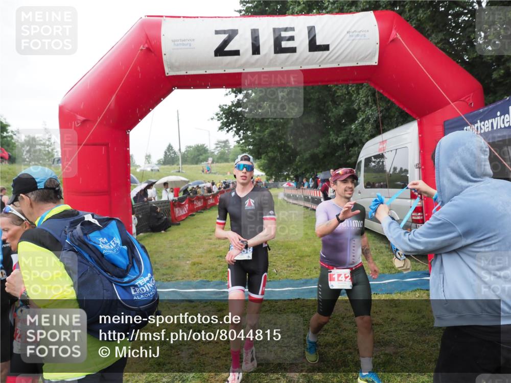 21.06.2025 - 27. Vierlanden-Triathlon MichiJ http://msf.ph/oto/8044815 15.06.2026 13:49:32 Ziel 142, 1103, 1137, 1158 meine-sportfotos.de