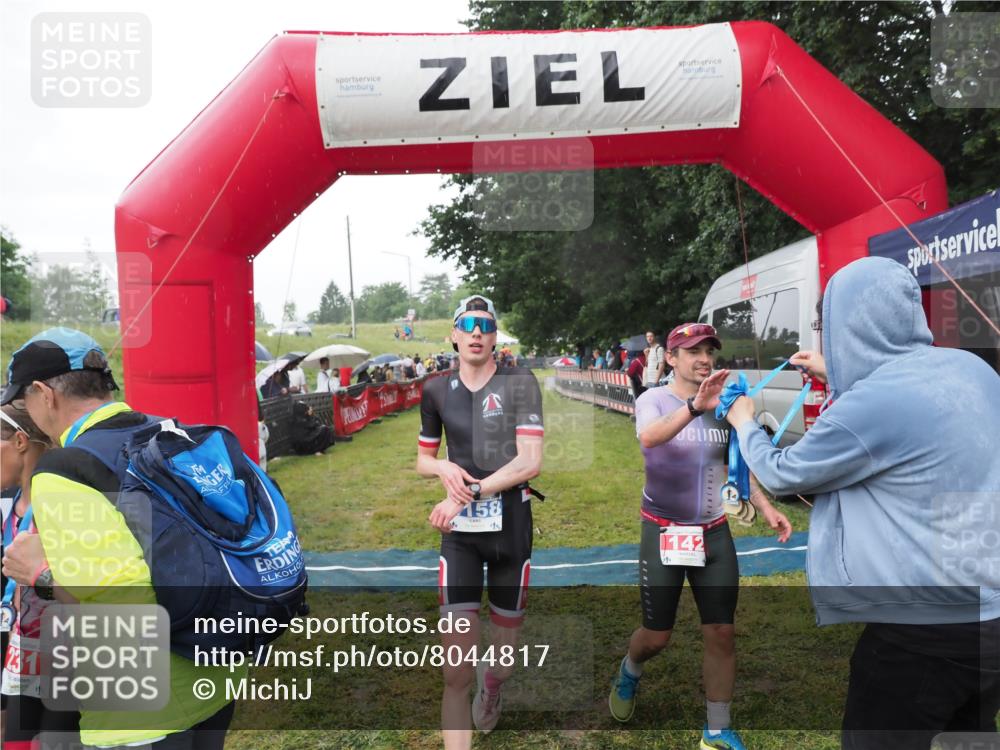 21.06.2025 - 27. Vierlanden-Triathlon MichiJ http://msf.ph/oto/8044817 15.06.2026 13:49:32 Ziel 142, 1103, 1137, 1158 meine-sportfotos.de