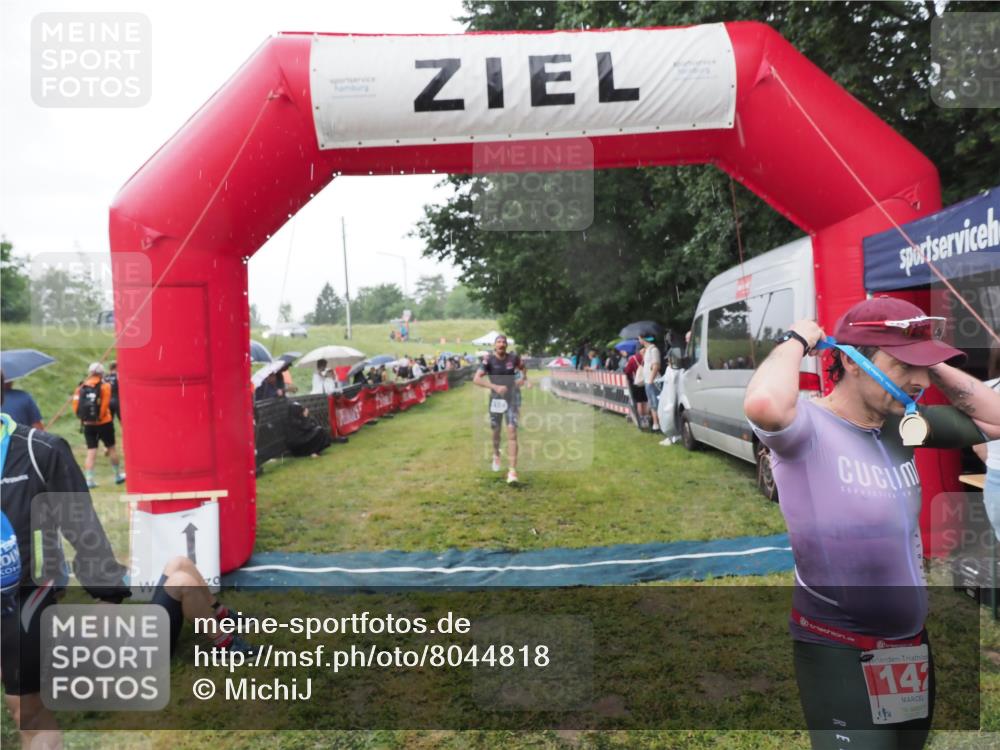 21.06.2025 - 27. Vierlanden-Triathlon MichiJ http://msf.ph/oto/8044818 15.06.2026 13:49:34 Ziel 142, 1103, 1137, 1158 meine-sportfotos.de