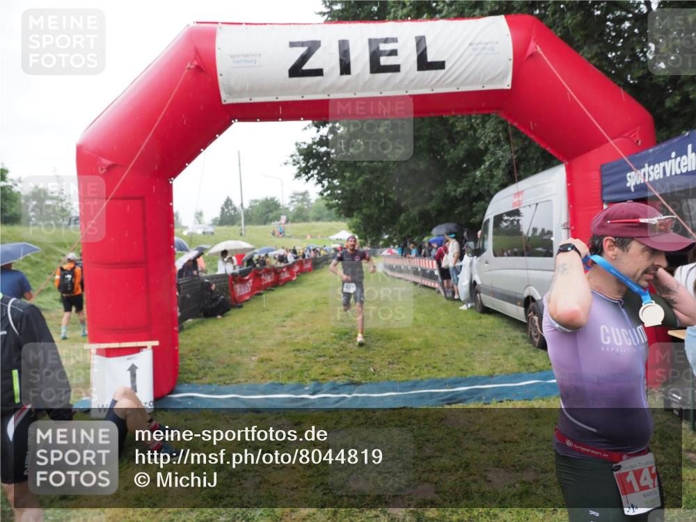 21.06.2025 - 27. Vierlanden-Triathlon MichiJ http://msf.ph/oto/8044819 15.06.2026 13:49:34 Ziel 142, 1103, 1137, 1158 meine-sportfotos.de