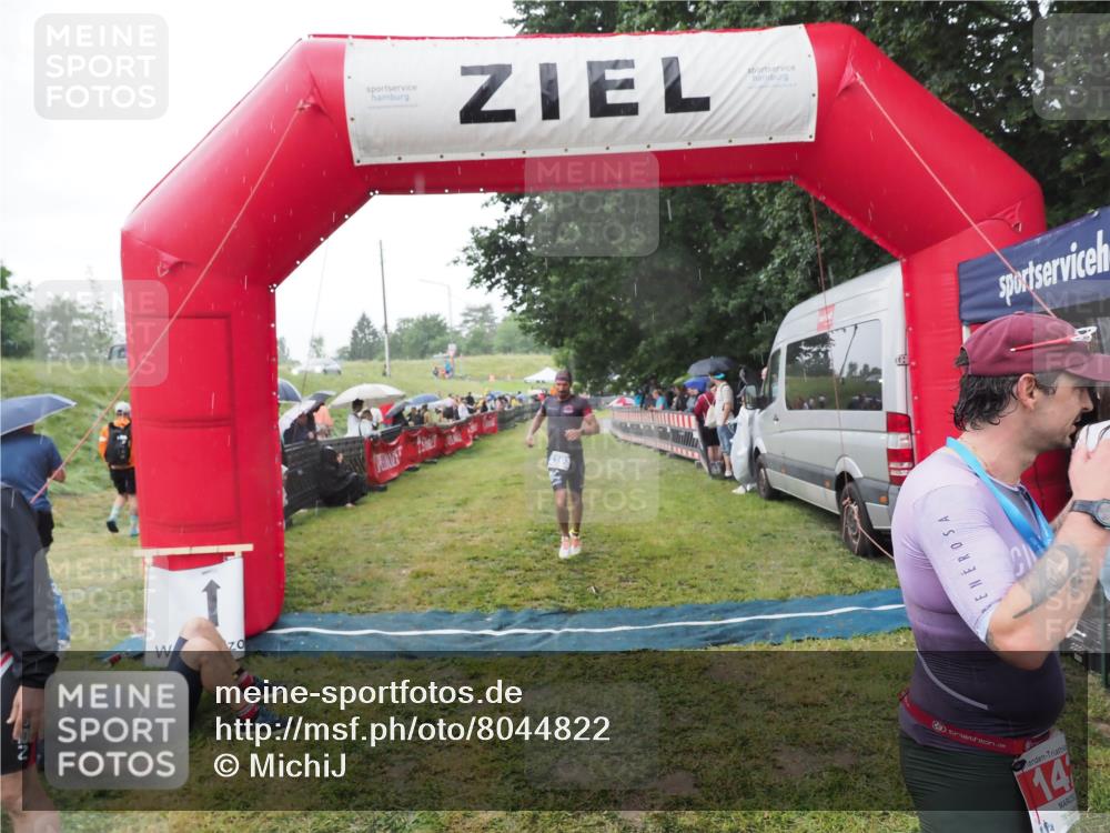 21.06.2025 - 27. Vierlanden-Triathlon MichiJ http://msf.ph/oto/8044822 15.06.2026 13:49:34 Ziel 142, 1103, 1137, 1158 meine-sportfotos.de