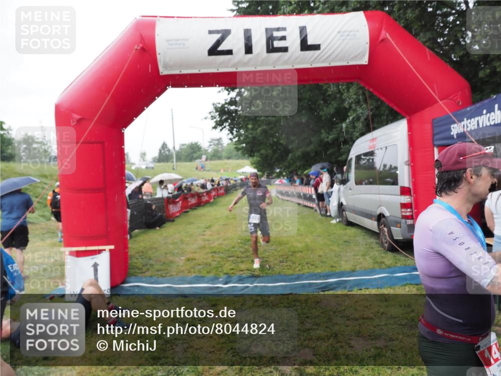 21.06.2025 - 27. Vierlanden-Triathlon MichiJ http://msf.ph/oto/8044824 15.06.2026 13:49:35 Ziel 142, 1103, 1137, 1158 meine-sportfotos.de