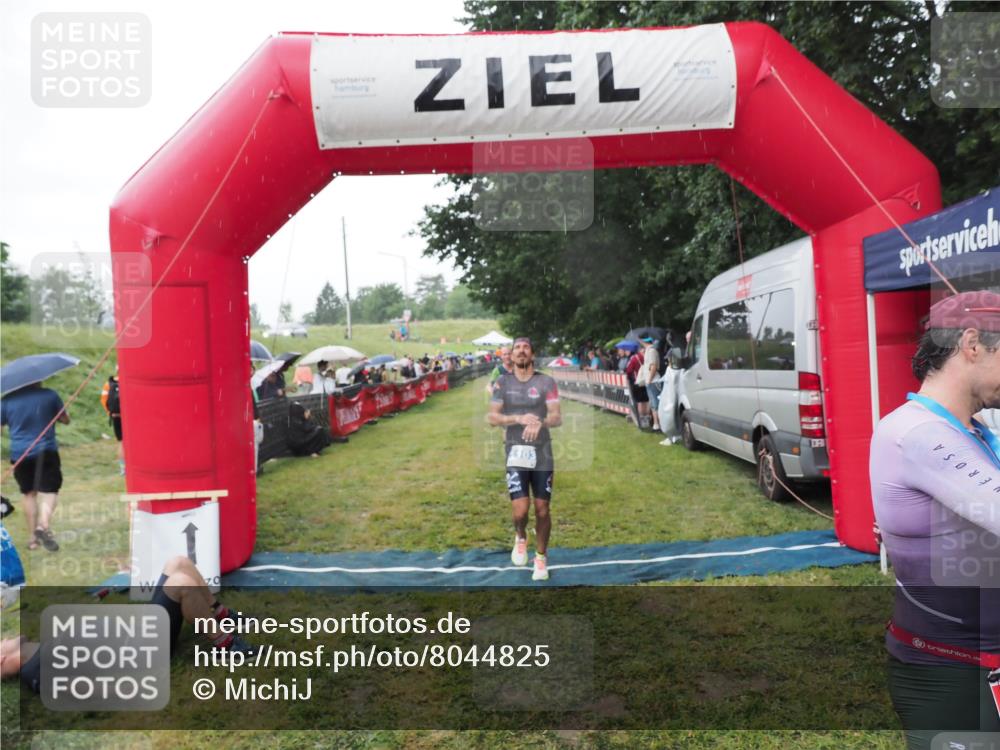 21.06.2025 - 27. Vierlanden-Triathlon MichiJ http://msf.ph/oto/8044825 15.06.2026 13:49:35 Ziel 142, 1103, 1137, 1158 meine-sportfotos.de