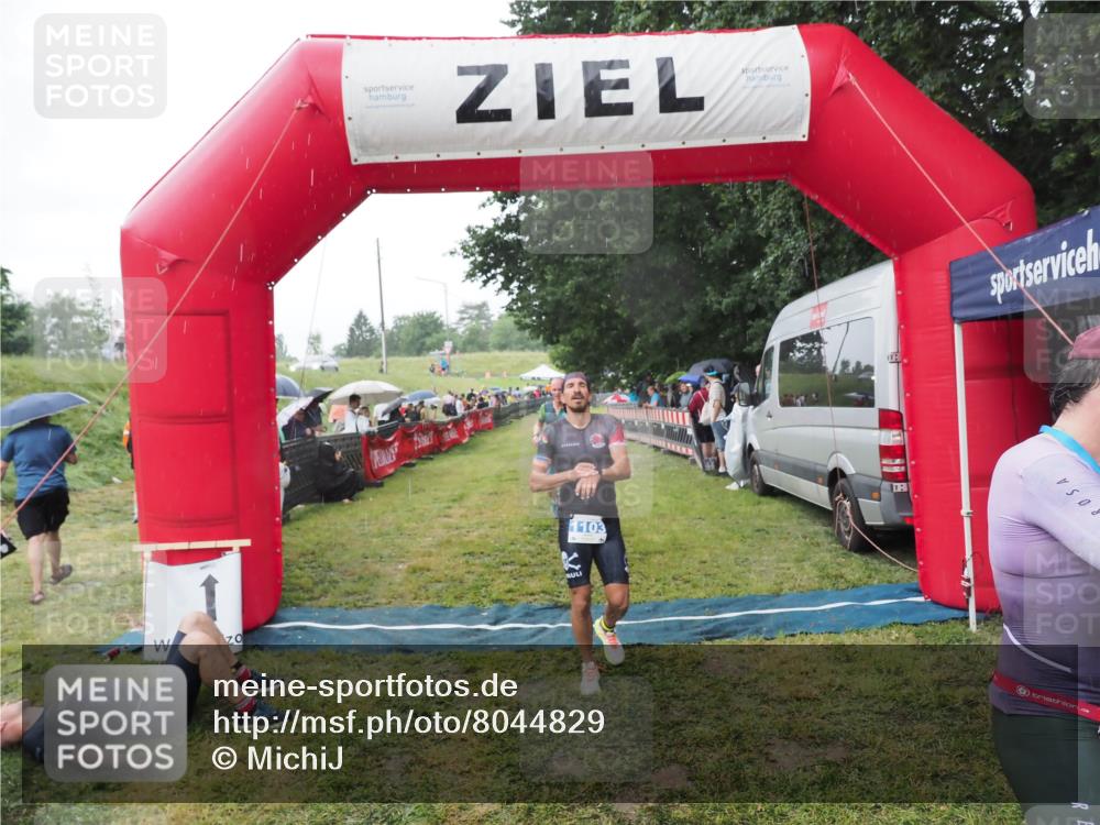 21.06.2025 - 27. Vierlanden-Triathlon MichiJ http://msf.ph/oto/8044829 15.06.2026 13:49:36 Ziel 142, 1103, 1137, 1158 meine-sportfotos.de