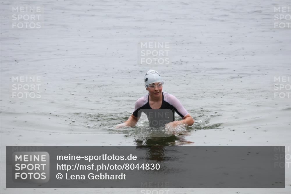 21.06.2025 - 27. Vierlanden-Triathlon Lena Gebhardt http://msf.ph/oto/8044830 15.06.2025 14:42:39 Schwimmen 1342 meine-sportfotos.de