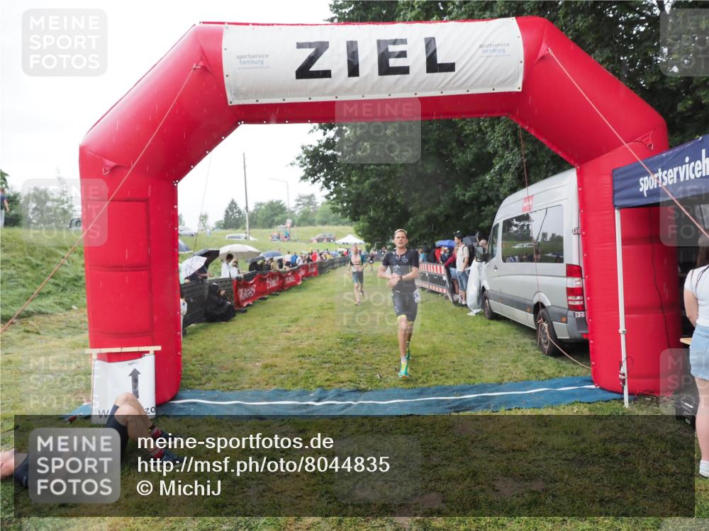21.06.2025 - 27. Vierlanden-Triathlon MichiJ http://msf.ph/oto/8044835 15.06.2026 13:49:51 Ziel 1138, 1146 meine-sportfotos.de