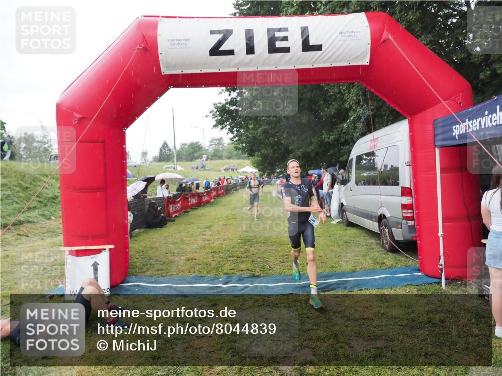21.06.2025 - 27. Vierlanden-Triathlon MichiJ http://msf.ph/oto/8044839 15.06.2026 13:49:52 Ziel 1138, 1146 meine-sportfotos.de