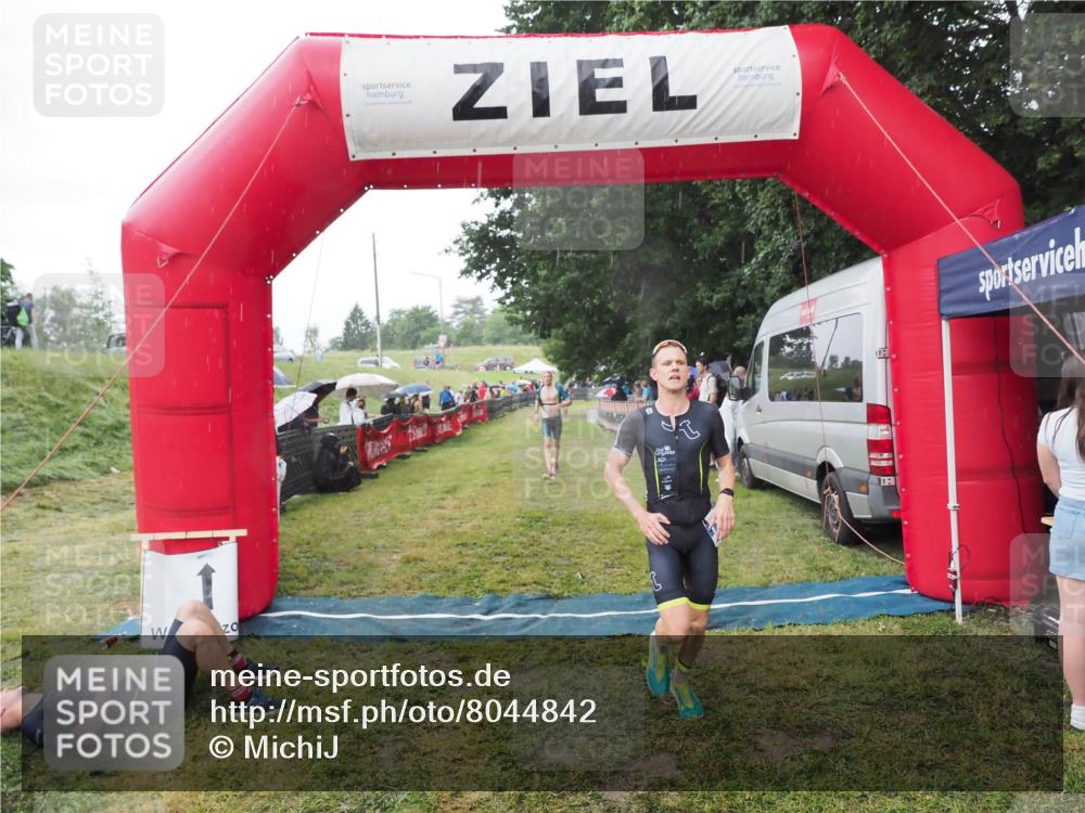 21.06.2025 - 27. Vierlanden-Triathlon MichiJ http://msf.ph/oto/8044842 15.06.2026 13:49:52 Ziel 1138, 1146 meine-sportfotos.de