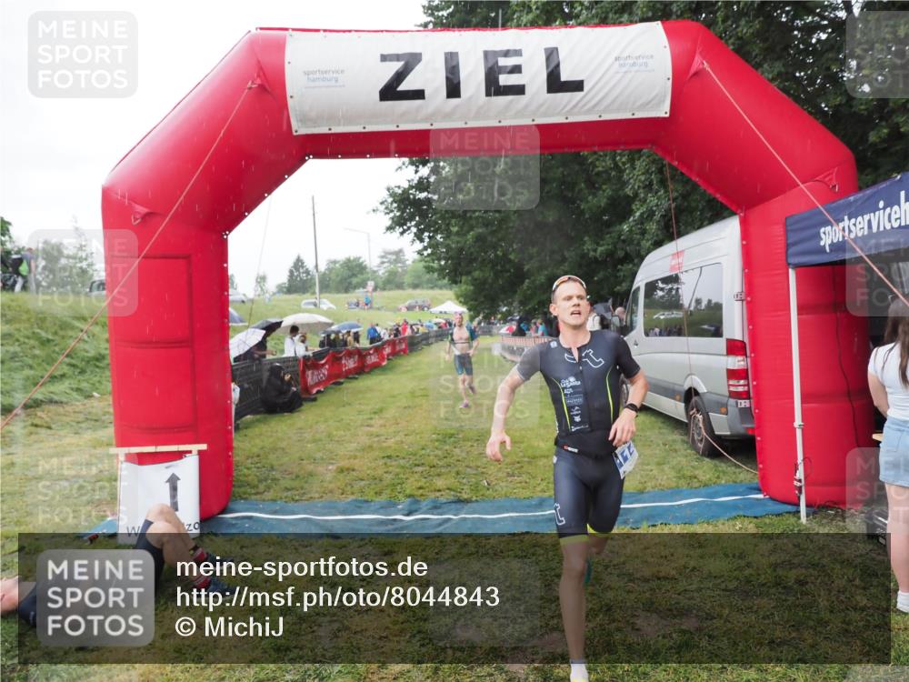 21.06.2025 - 27. Vierlanden-Triathlon MichiJ http://msf.ph/oto/8044843 15.06.2026 13:49:52 Ziel 1138, 1146 meine-sportfotos.de