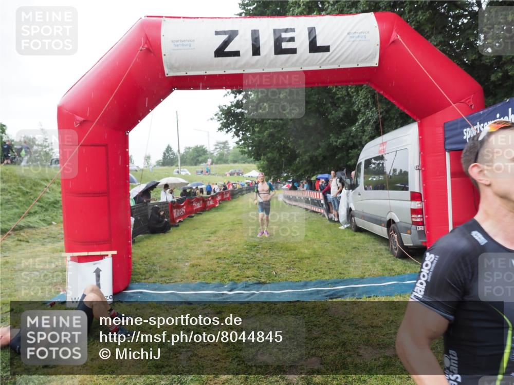 21.06.2025 - 27. Vierlanden-Triathlon MichiJ http://msf.ph/oto/8044845 15.06.2026 13:49:53 Ziel 1138, 1146 meine-sportfotos.de