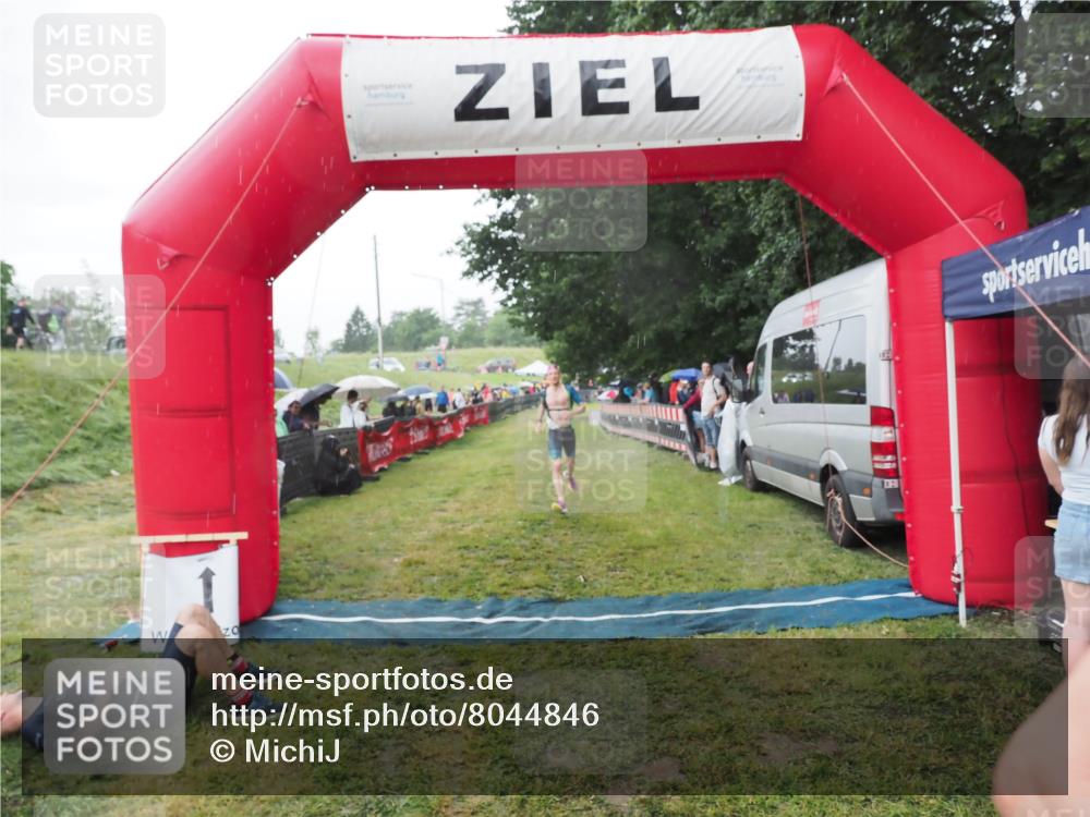 21.06.2025 - 27. Vierlanden-Triathlon MichiJ http://msf.ph/oto/8044846 15.06.2026 13:49:53 Ziel 1138, 1146 meine-sportfotos.de