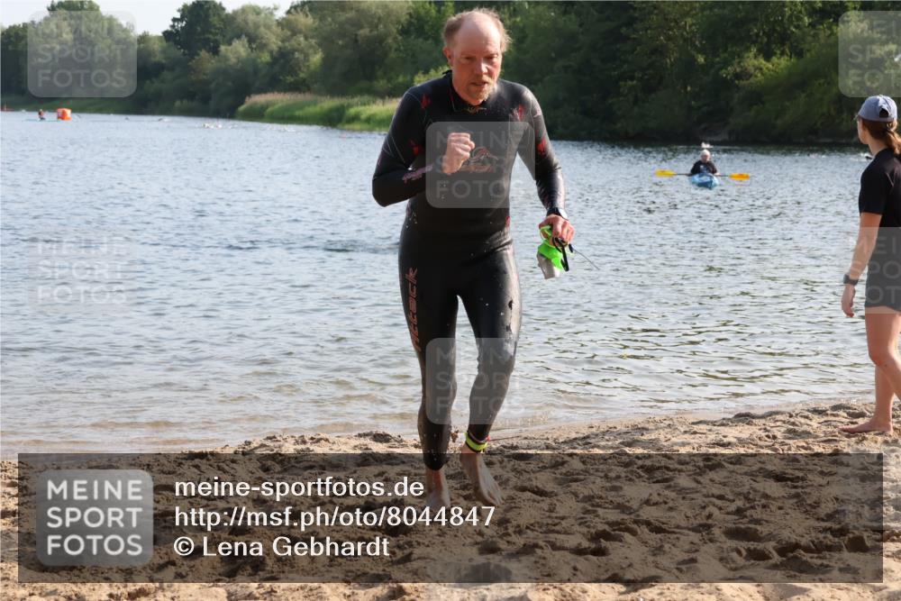 15.06.2025 - 27. Vierlanden-Triathlon Lena Gebhardt http://msf.ph/oto/8044847 15.06.2025 08:37:14 Schwimmen 187 meine-sportfotos.de