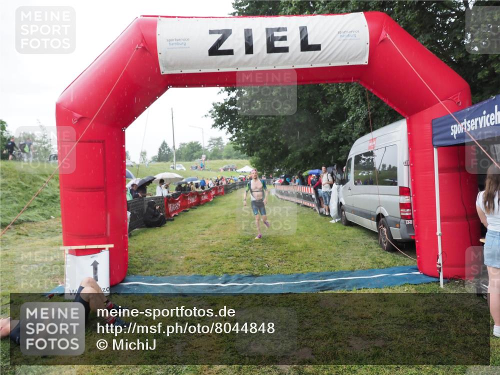 21.06.2025 - 27. Vierlanden-Triathlon MichiJ http://msf.ph/oto/8044848 15.06.2026 13:49:53 Ziel 1138, 1146 meine-sportfotos.de