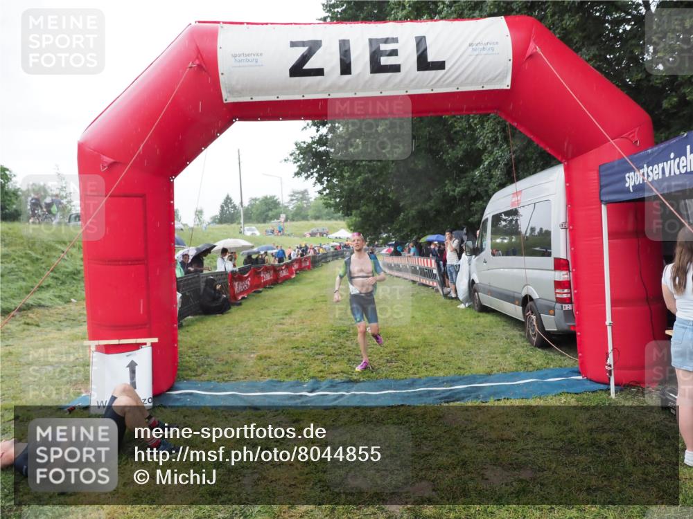 21.06.2025 - 27. Vierlanden-Triathlon MichiJ http://msf.ph/oto/8044855 15.06.2026 13:49:54 Ziel 1138, 1146 meine-sportfotos.de
