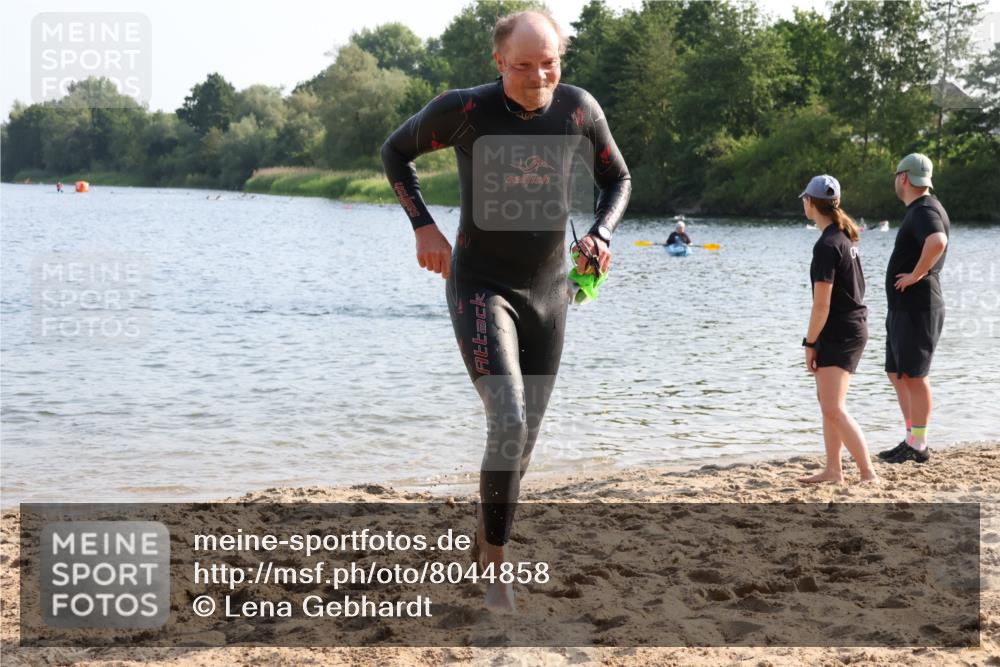 15.06.2025 - 27. Vierlanden-Triathlon Lena Gebhardt http://msf.ph/oto/8044858 15.06.2025 08:37:14 Schwimmen 187 meine-sportfotos.de