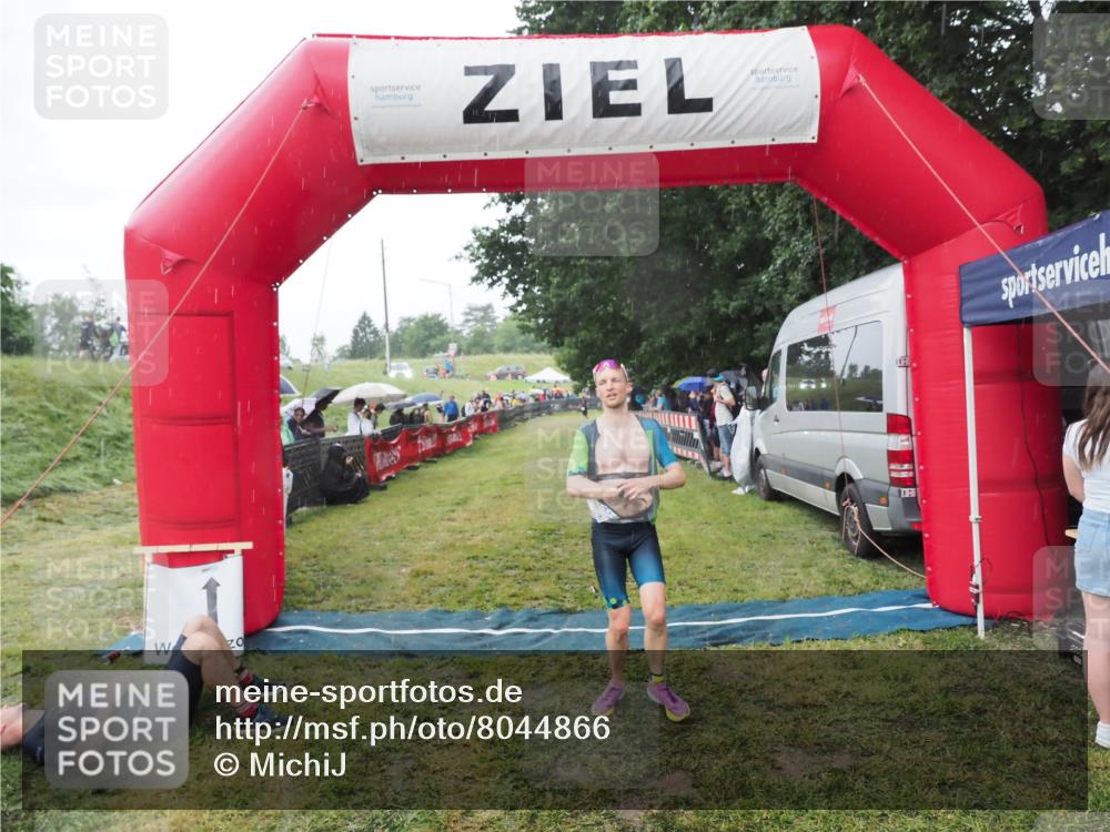 21.06.2025 - 27. Vierlanden-Triathlon MichiJ http://msf.ph/oto/8044866 15.06.2026 13:49:55 Ziel 1138, 1146 meine-sportfotos.de