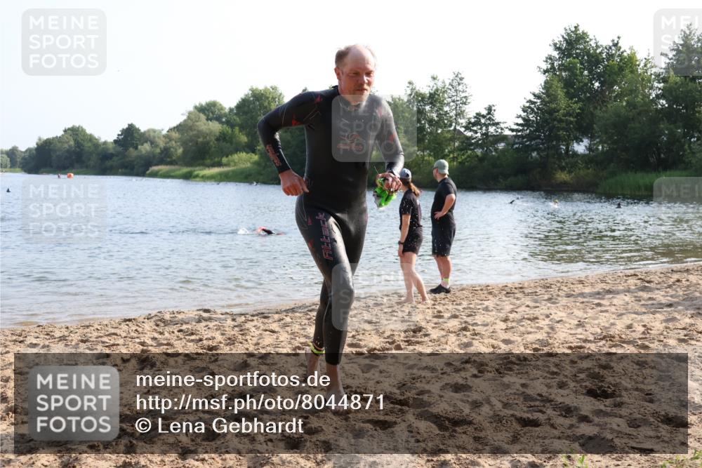15.06.2025 - 27. Vierlanden-Triathlon Lena Gebhardt http://msf.ph/oto/8044871 15.06.2025 08:37:15 Schwimmen 187 meine-sportfotos.de