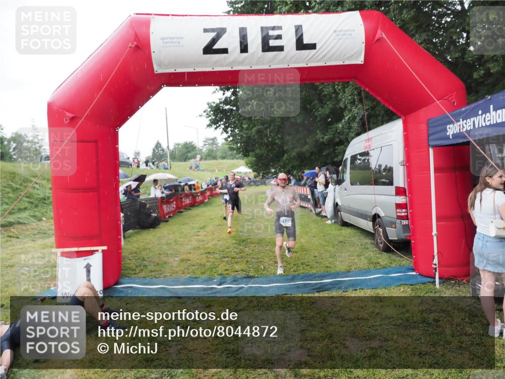 21.06.2025 - 27. Vierlanden-Triathlon MichiJ http://msf.ph/oto/8044872 15.06.2026 13:50:09 Ziel 1102, 1126, 1160 meine-sportfotos.de