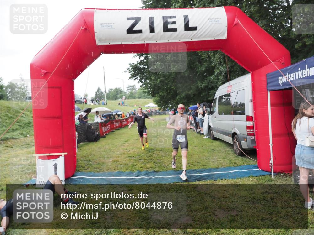 21.06.2025 - 27. Vierlanden-Triathlon MichiJ http://msf.ph/oto/8044876 15.06.2026 13:50:10 Ziel 1102, 1126, 1160 meine-sportfotos.de
