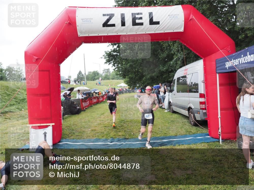 21.06.2025 - 27. Vierlanden-Triathlon MichiJ http://msf.ph/oto/8044878 15.06.2026 13:50:10 Ziel 1102, 1126, 1160 meine-sportfotos.de