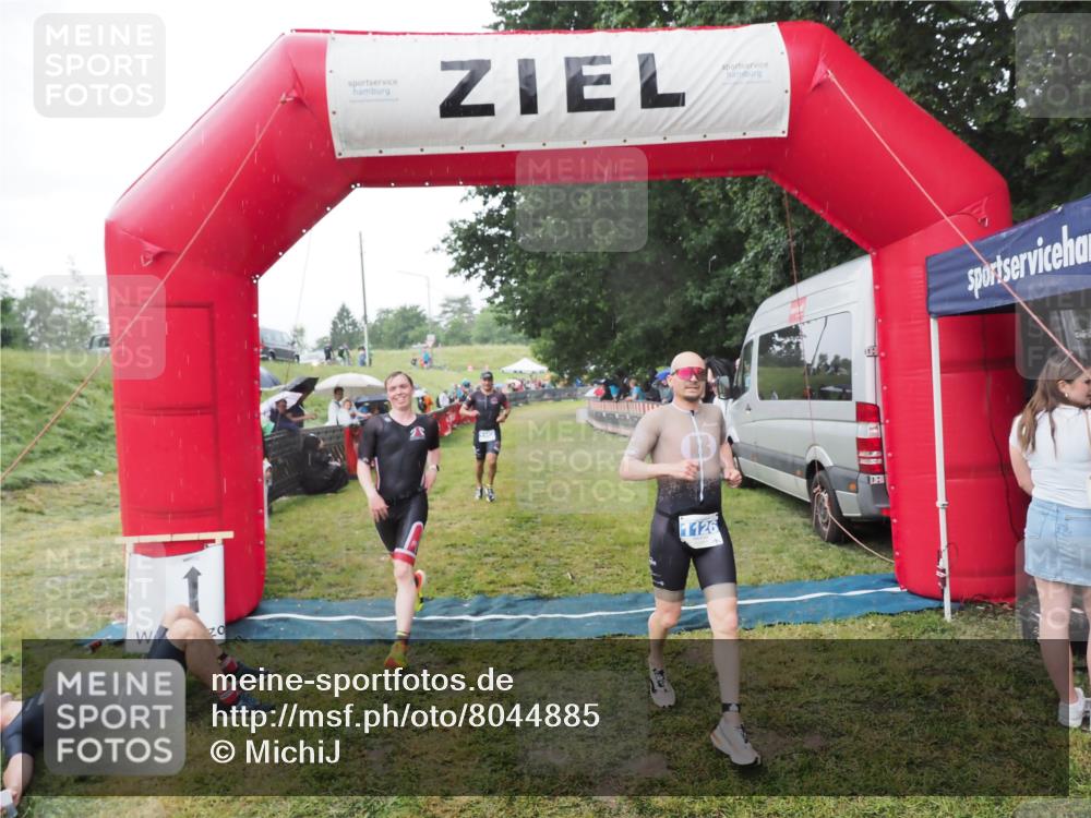 21.06.2025 - 27. Vierlanden-Triathlon MichiJ http://msf.ph/oto/8044885 15.06.2026 13:50:10 Ziel 1102, 1126, 1160 meine-sportfotos.de