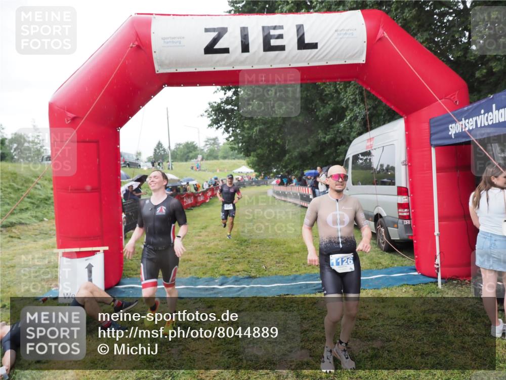 21.06.2025 - 27. Vierlanden-Triathlon MichiJ http://msf.ph/oto/8044889 15.06.2026 13:50:11 Ziel 1102, 1126, 1160 meine-sportfotos.de