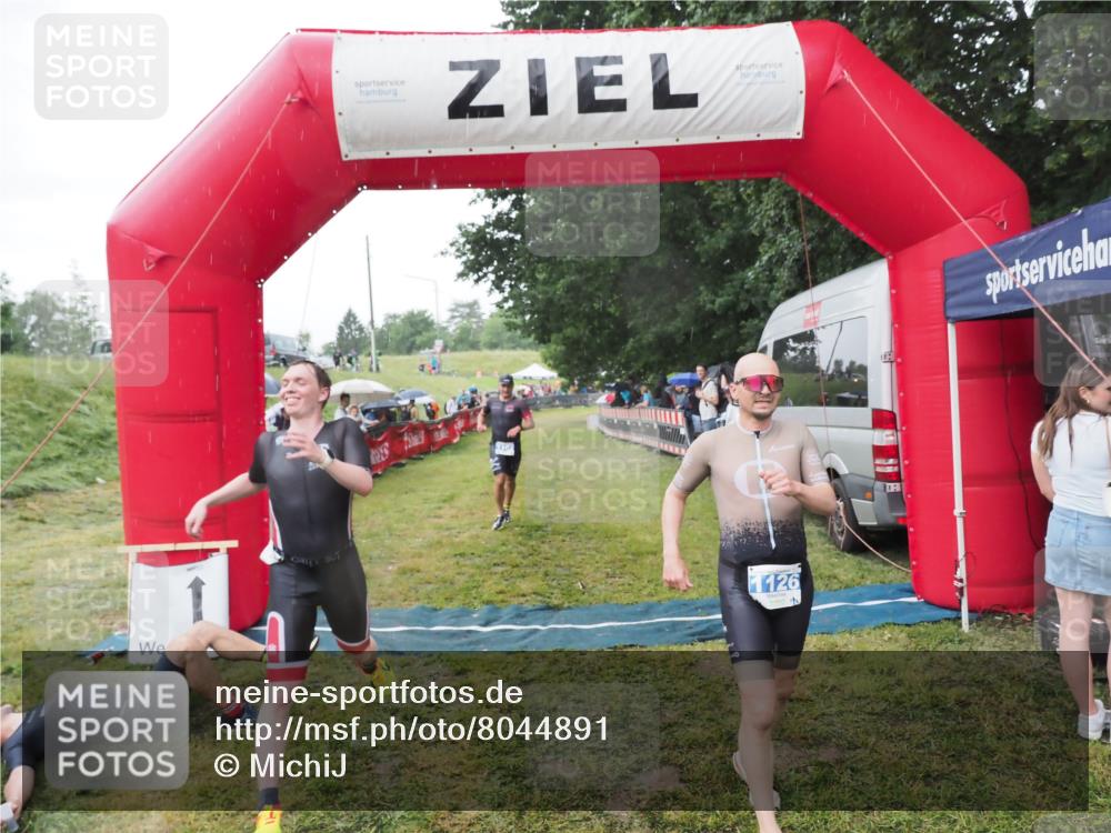 21.06.2025 - 27. Vierlanden-Triathlon MichiJ http://msf.ph/oto/8044891 15.06.2026 13:50:11 Ziel 1102, 1126, 1160 meine-sportfotos.de