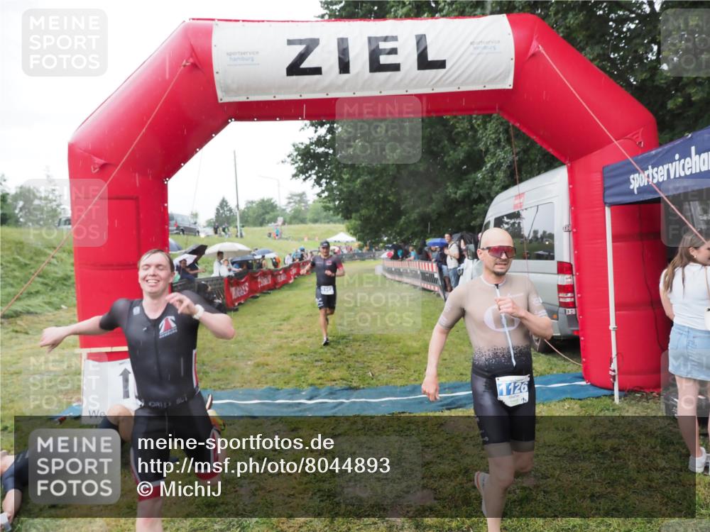 21.06.2025 - 27. Vierlanden-Triathlon MichiJ http://msf.ph/oto/8044893 15.06.2026 13:50:11 Ziel 1102, 1126, 1160 meine-sportfotos.de