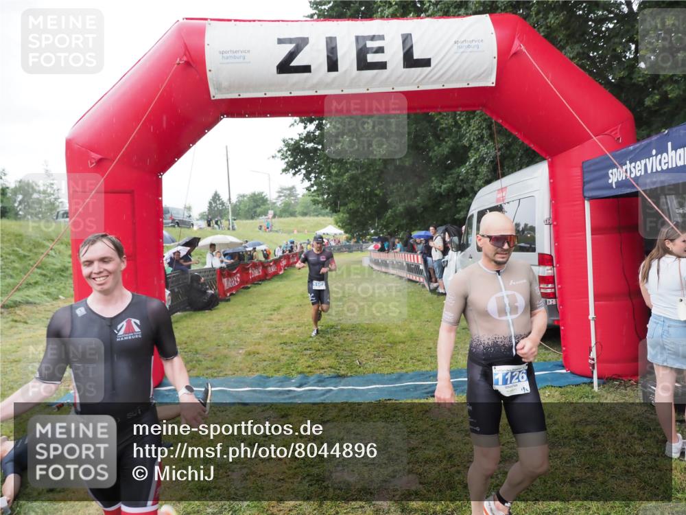 21.06.2025 - 27. Vierlanden-Triathlon MichiJ http://msf.ph/oto/8044896 15.06.2026 13:50:11 Ziel 1102, 1126, 1160 meine-sportfotos.de