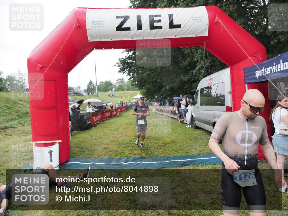 21.06.2025 - 27. Vierlanden-Triathlon MichiJ http://msf.ph/oto/8044898 15.06.2026 13:50:11 Ziel 1102, 1126, 1160 meine-sportfotos.de