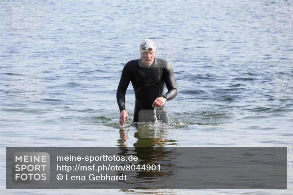 15.06.2025 - 27. Vierlanden-Triathlon Lena Gebhardt http://msf.ph/oto/8044901 15.06.2025 08:37:32 Schwimmen 9, 181 meine-sportfotos.de