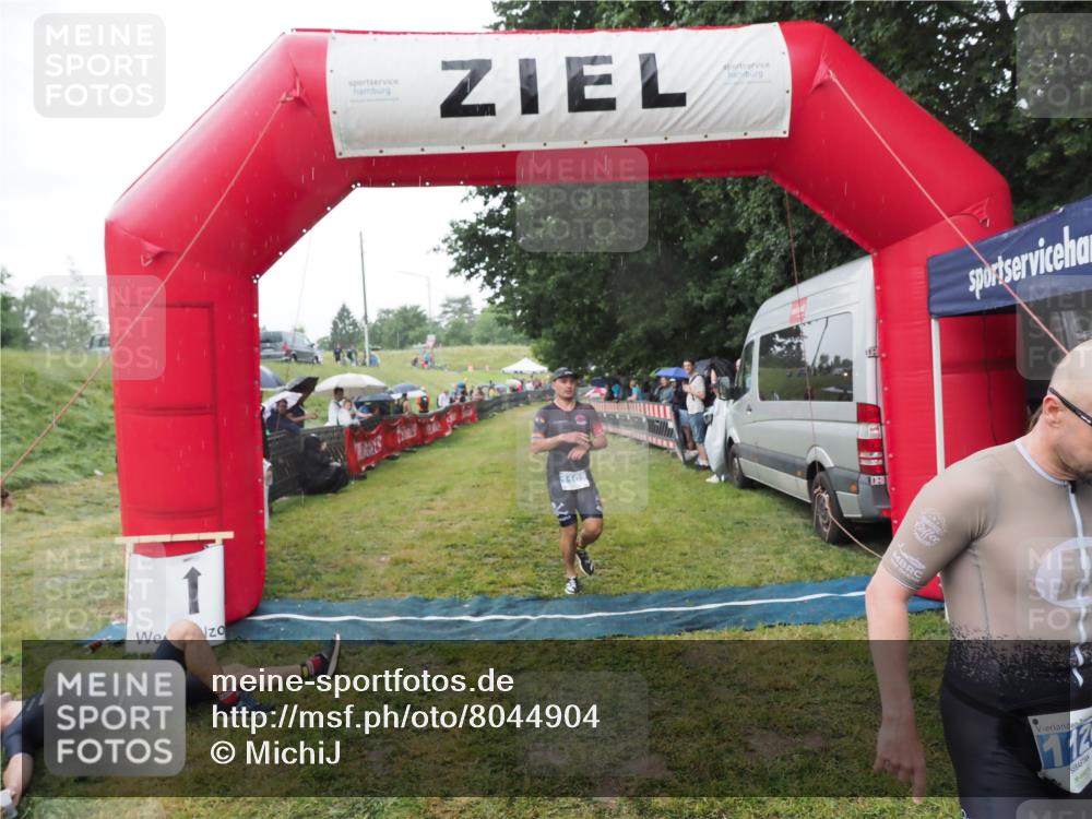 21.06.2025 - 27. Vierlanden-Triathlon MichiJ http://msf.ph/oto/8044904 15.06.2026 13:50:12 Ziel 1102, 1126, 1160 meine-sportfotos.de